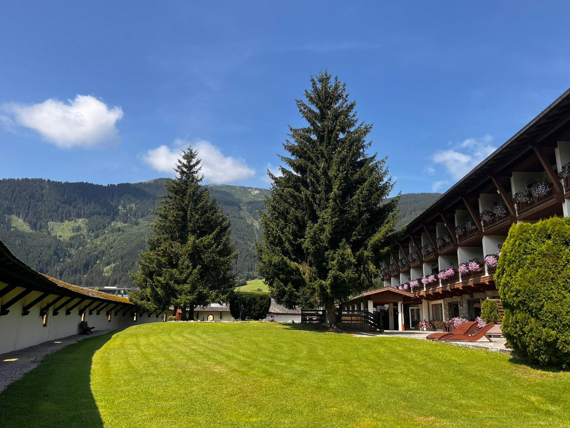 Clc Alpine Centre Hotel Saalfelden Exterior photo